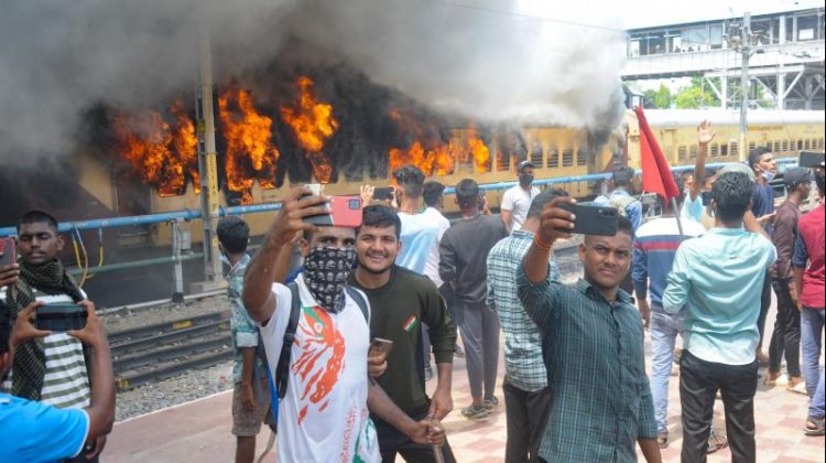 ರೈಲಿಗೆ ಬೆಂಕಿಹಾಕಿ ಭವ್ಯ ಭಾರತದ ಭಾವಿ ಪ್ರಜೆಗಳು ಏನ್ ಮಾಡ್ತಿದ್ರು ನೋಡಿ